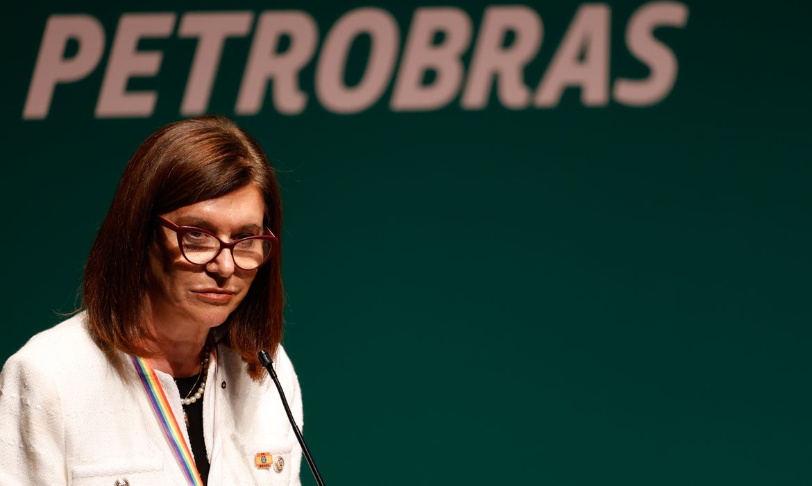 Em posse, Magda diz que petróleo vai financiar transição energética