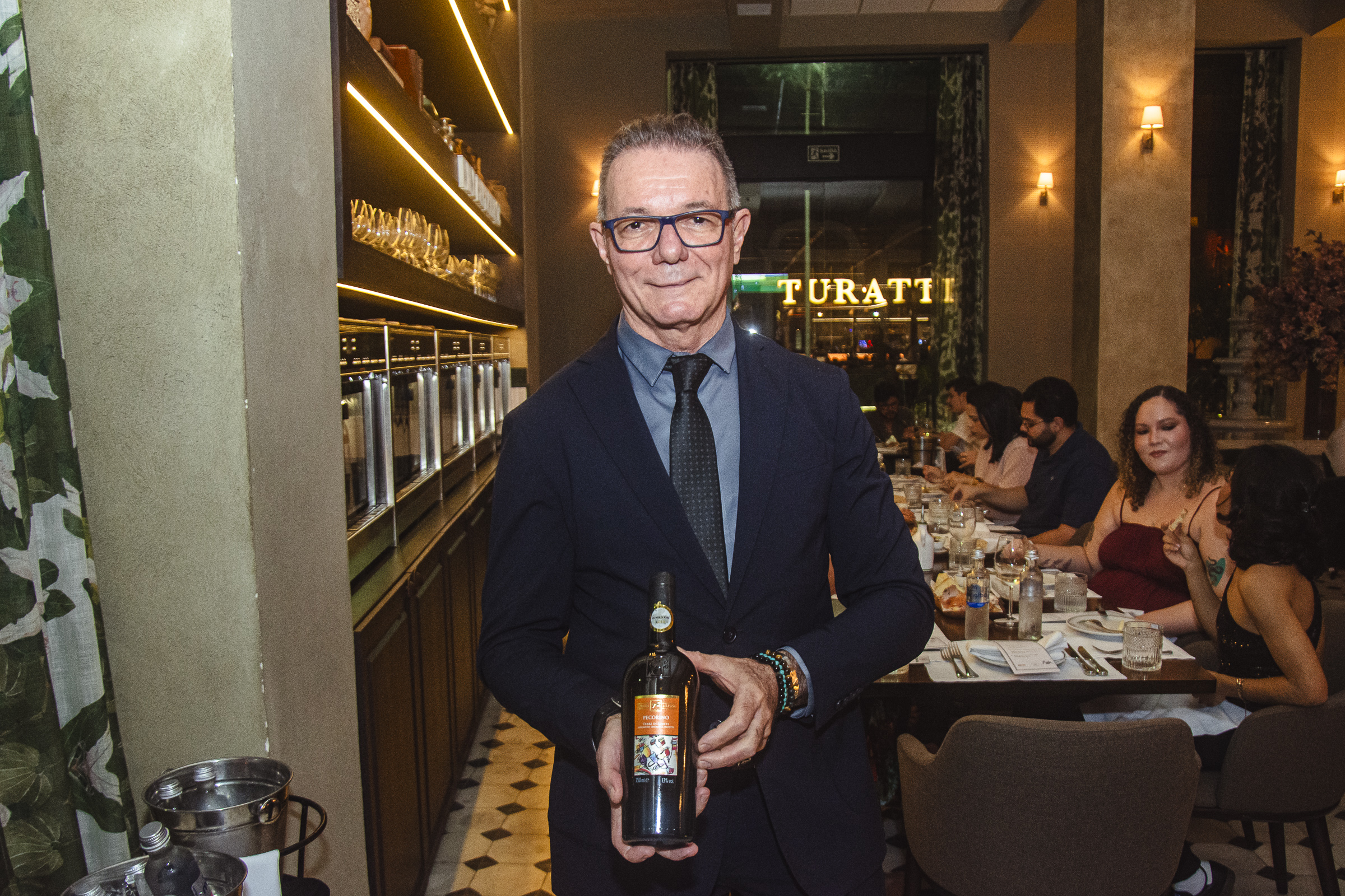 Marco Ferrari guia degustação de vinhos italianos e tábuas de frios no DOC Trattoria & Wine Bar