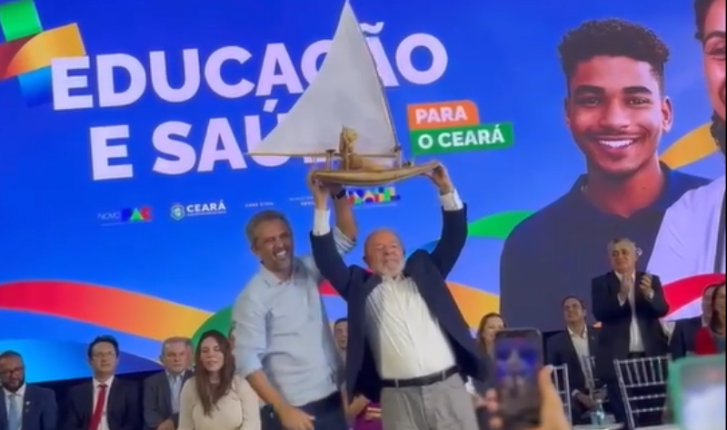 Elmano presenteia Lula com jangada, símbolo da luta cearense