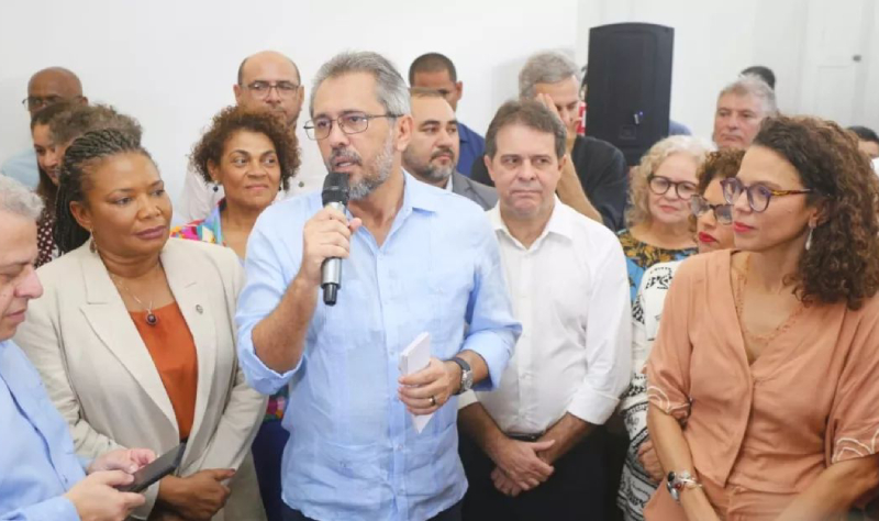 Evandro Leitão faz aceno para Luisa Cela, sua possível vice na disputa pela Prefeitura de Fortaleza