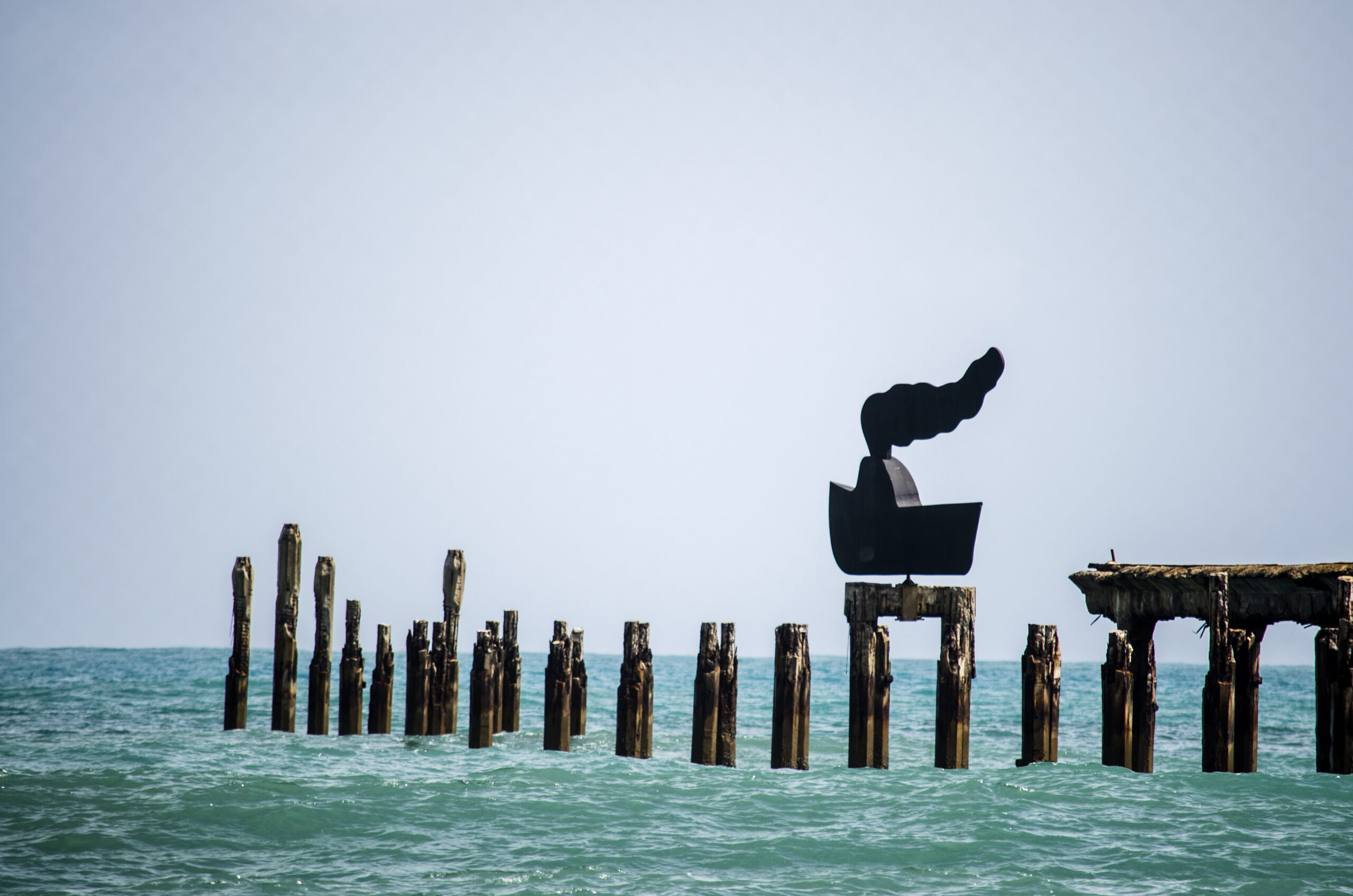 Escultura ‘La Femme Bateau’ volta à Praia de Iracema após seis anos