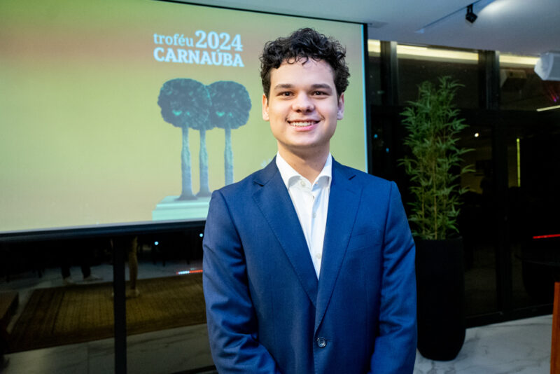 HOMENAGEM - Severino Ramalho Neto recebe Troféu Carnaúba 2024 da Associação Comercial do Ceará