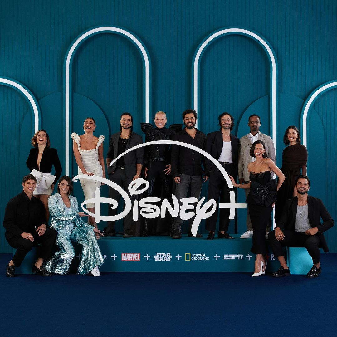 Famosos participam de lançamento do Disney+