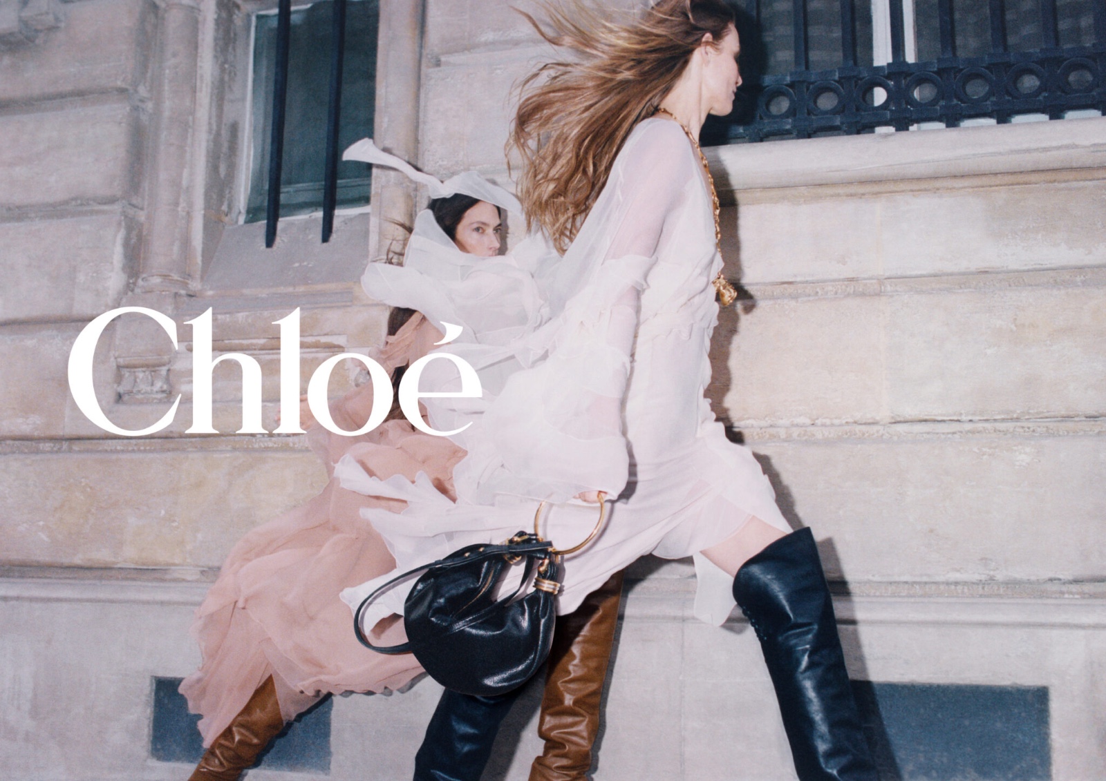 Chloé apresenta sua mais nova it-bag, a Bracelet, na campanha de outono 2024