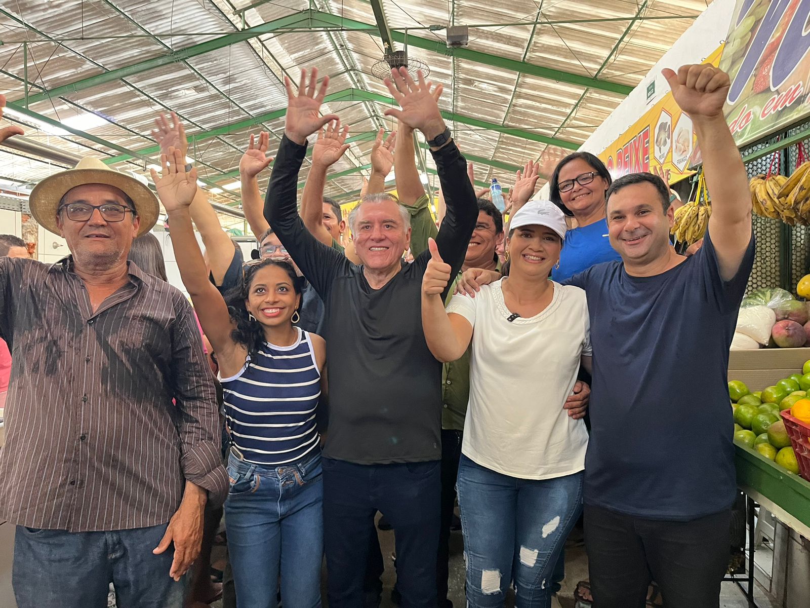Dr. Lucilvio Girão e Andrea Nunes dialogam com comerciantes de Maranguape em ação de pré-campanha