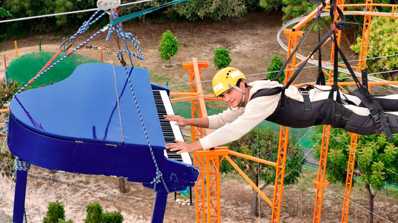 Paulo Rodrigo realiza “voo musical” em tirolesa no Aquiraz