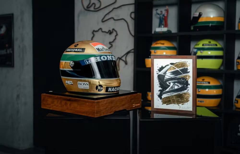 Ayrton Senna é homenageado com capacete folheado a ouro de R$ 34 mil