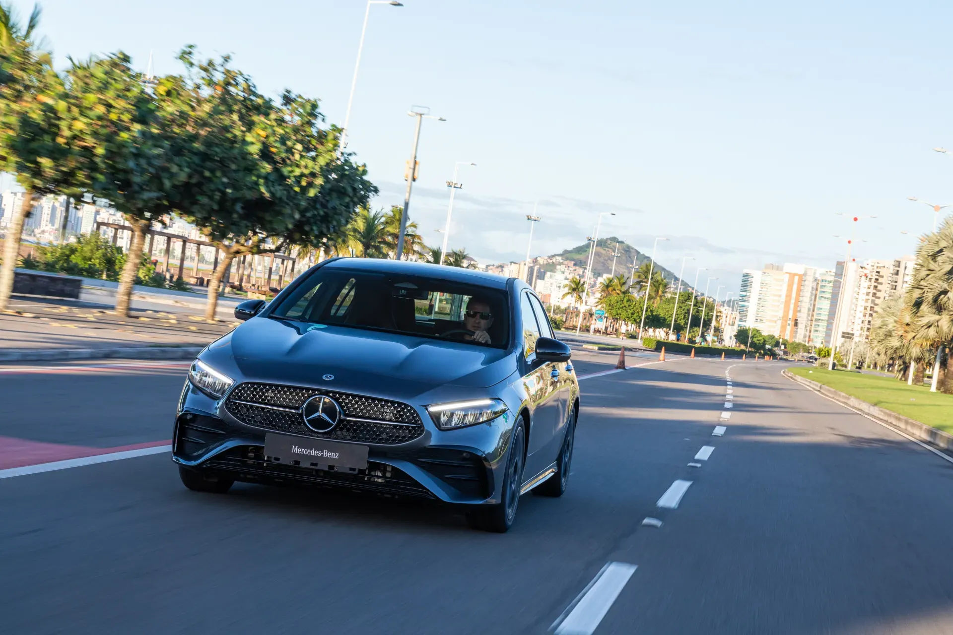 Mercedes-Benz recebe prêmio por mobilidade limpa com dois modelos da marca. Saiba quais são