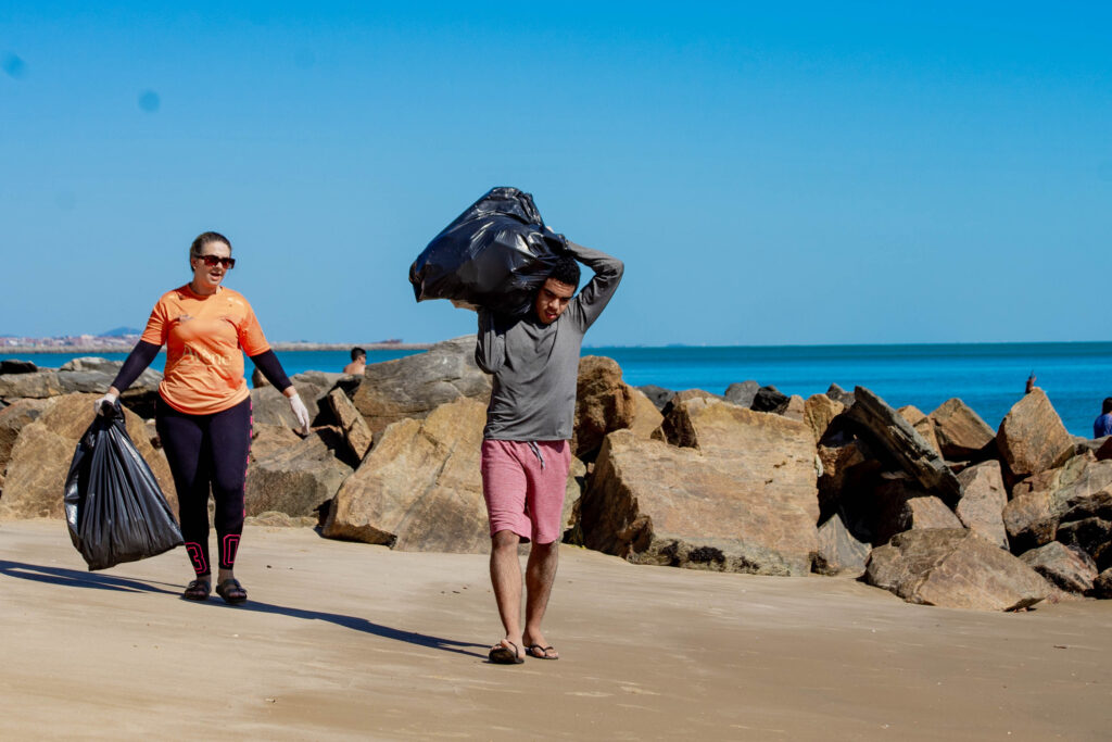 Ação De Limpeza De Praia (24)