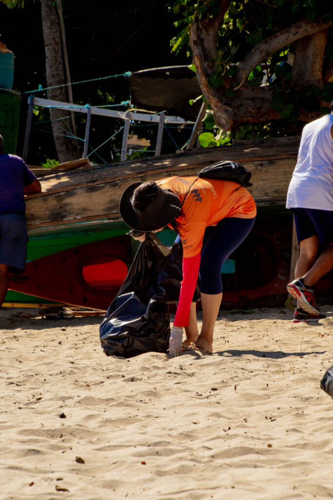 Ação De Limpeza De Praia (36)