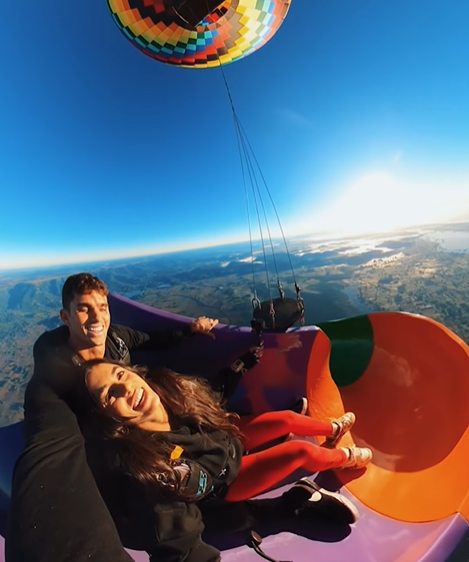 Paraquedista Yasmin Xavier surpreende a web com salto de toboágua preso à balão a mais de três mil metros de altura
