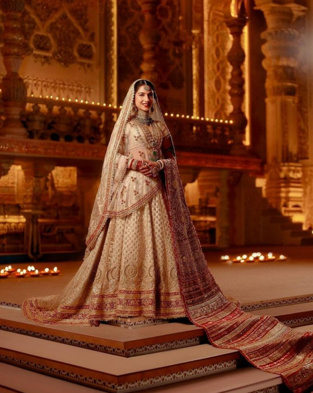 Radhika Merchant escolhe look da Abu Jani Sandeep Khosla para casamento com Anant Ambani