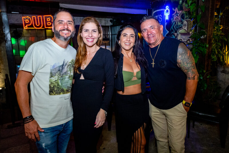 LET'S ROCK! - Vocalista do barão vermelho, Rodrigo Suricato, agita o Hoots Gastropub com rock nacional e energia pura