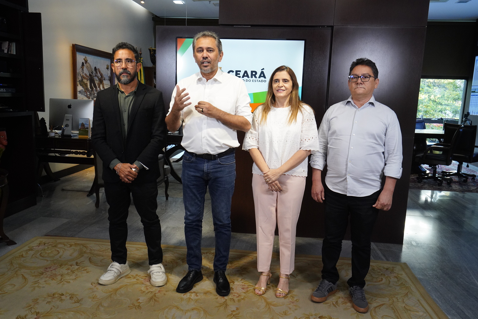 Governador Elmano anuncia promoções e pagamentos a professores da rede estadual