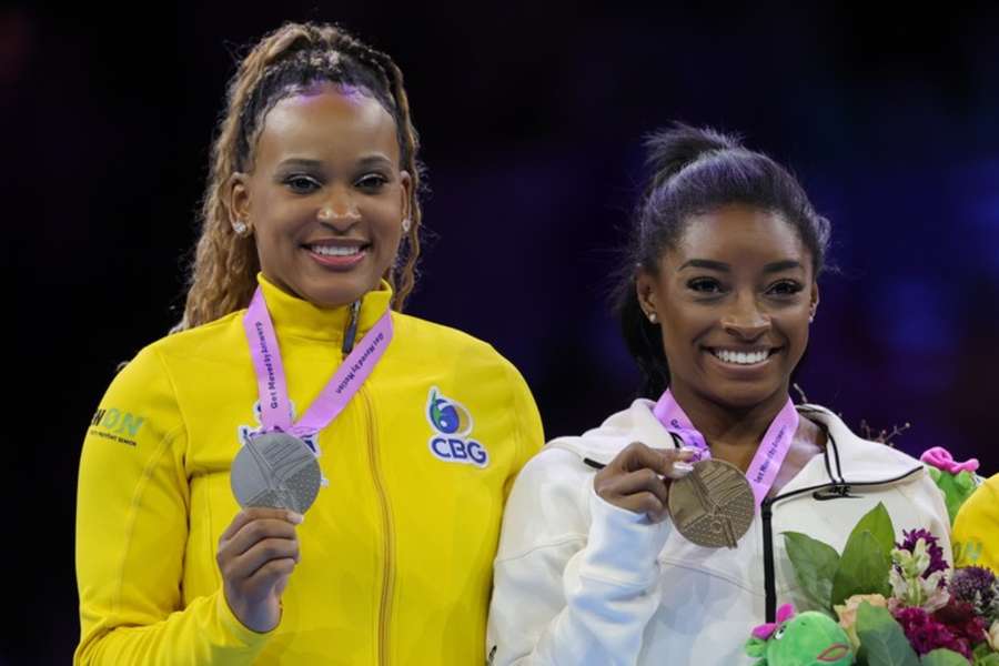 Rebeca Andrade e Simone Biles