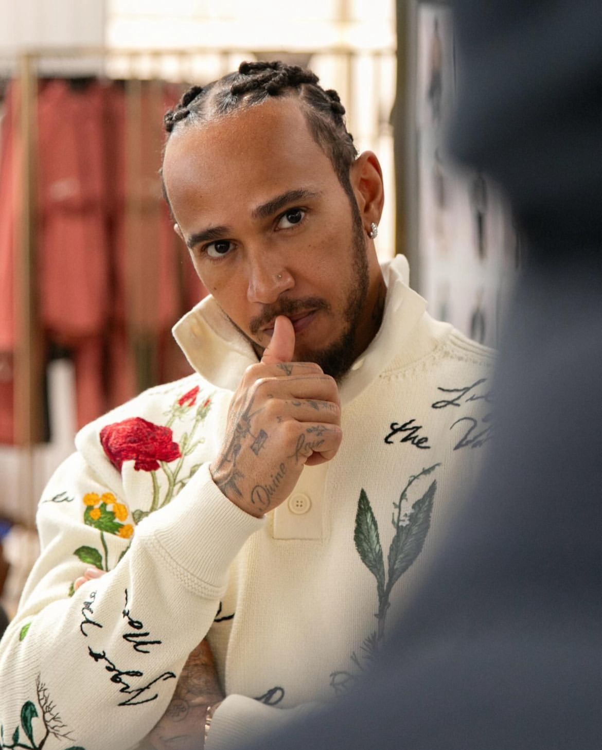 Lewis Hamilton entra para o time da Dior com coleção sustentável inspirada na África