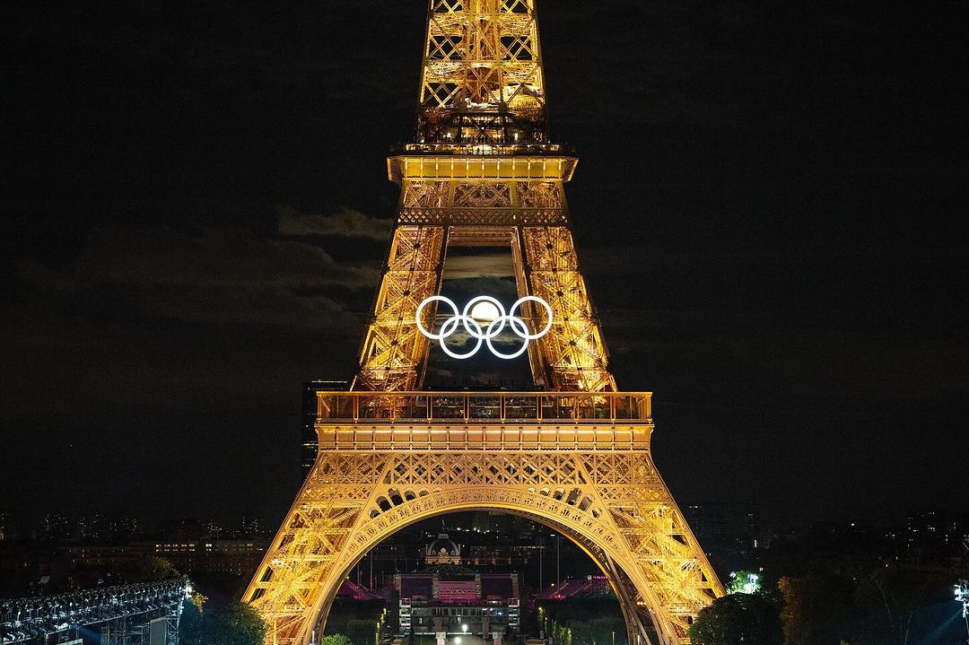 Lua em anéis olímpicos da Torre Eiffel viraliza nas redes; confira