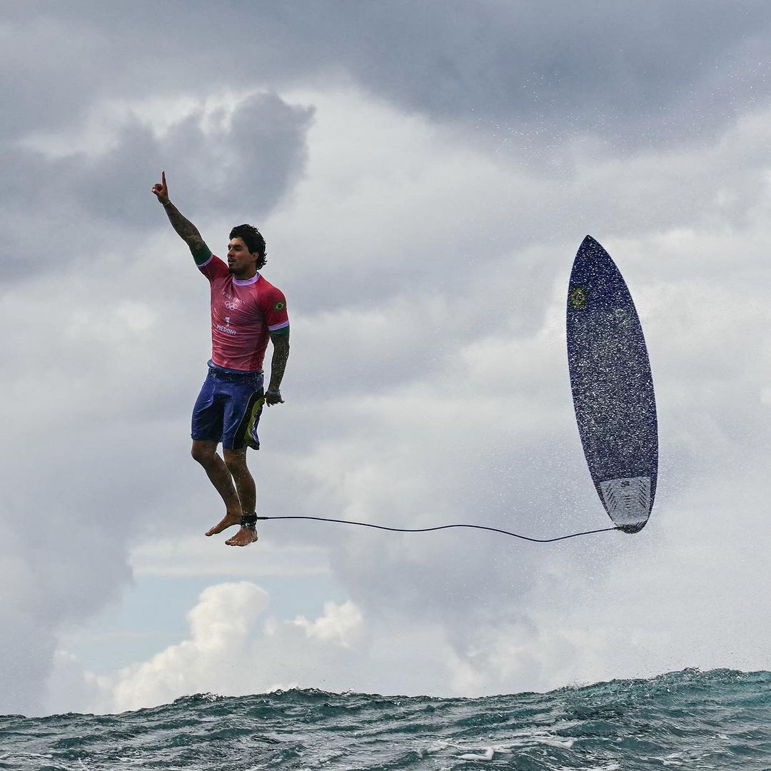 Gabriel Medina faz nota histórica e conquista vaga nas quartas de final das Olimpíadas