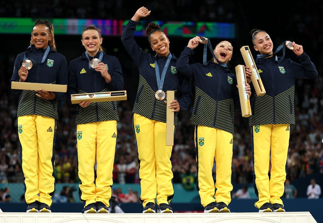 Equipe Brasileira de Ginástica Artística recebe a medalha de bronze