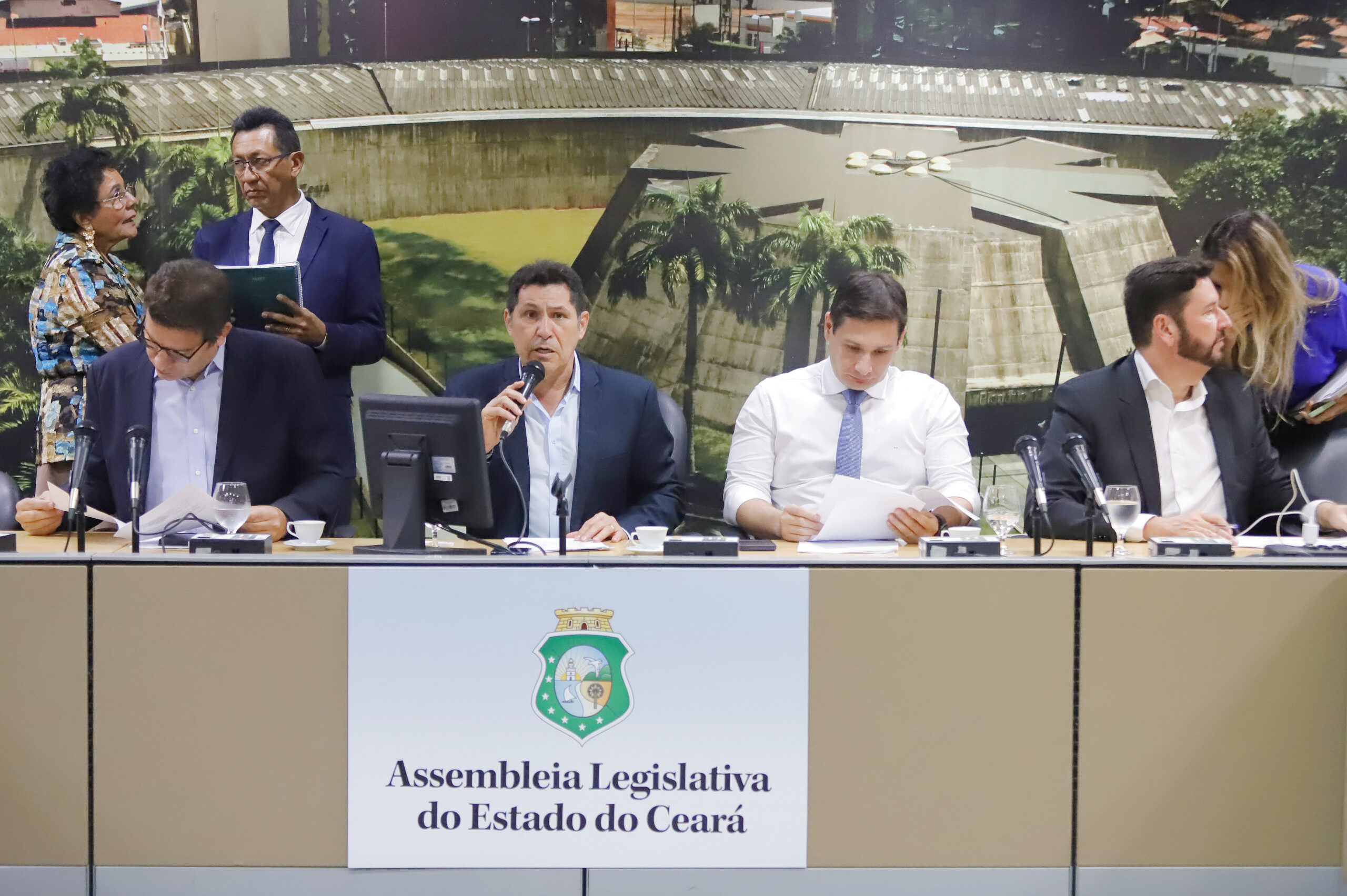 Em dois minutos e por unanimidade, Alece aprova projeto que inclui bíblia nas escolas do Ceará