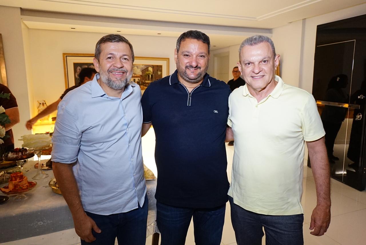 José Sarto e Élcio Batista marcam presença no aniversário de Patriolino Dias, presidente do Sinduscon