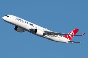 Turkish Airlines continua crescimento ininterrupto e supera capacidade de passageiros pré-pandemia em 38%