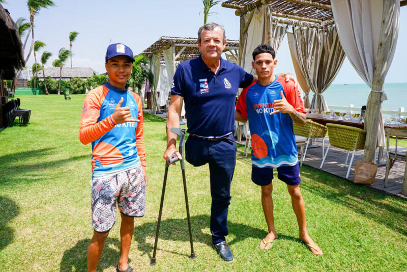 NOBRE VISITA - Lars Grael tem manhã leve e descontraída no Iate Clube de Fortaleza