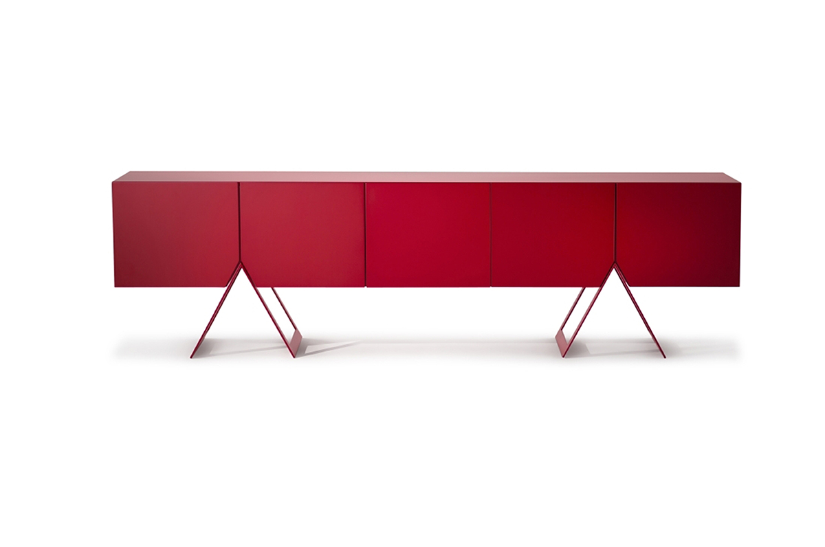 Vermelho em movimento, o design Jayme Bernardo apresenta o Buffet 2V