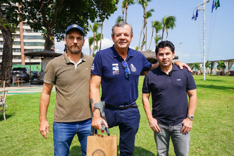 NOBRE VISITA - Lars Grael tem manhã leve e descontraída no Iate Clube de Fortaleza