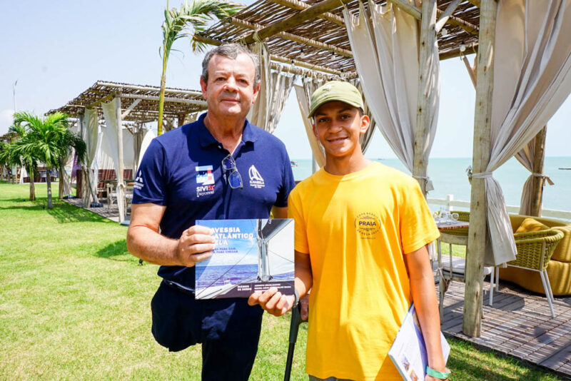 NOBRE VISITA - Lars Grael tem manhã leve e descontraída no Iate Clube de Fortaleza