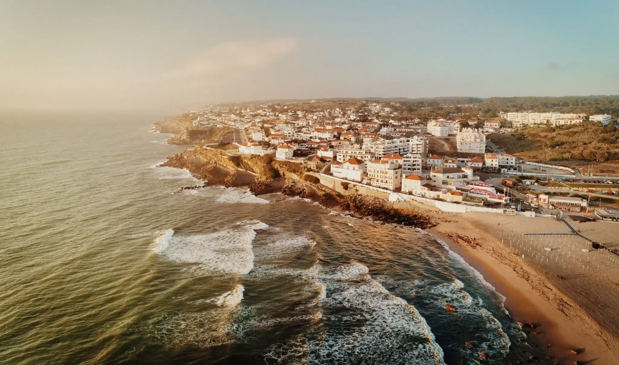 Descubra o litoral de Lisboa e desfrute de praias deslumbrantes no verão europeu