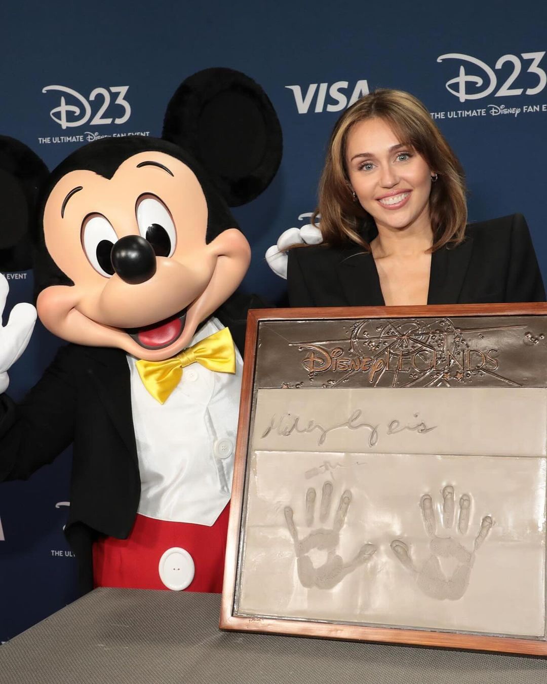 Miley Cyrus entra para o hall de Lendas da Disney como a artista mais jovem