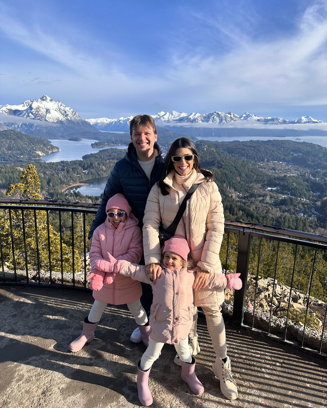 Clarissa Aguiar e Paulo Porto desfrutam de momentos inesquecíveis com as filhinhas em Bariloche