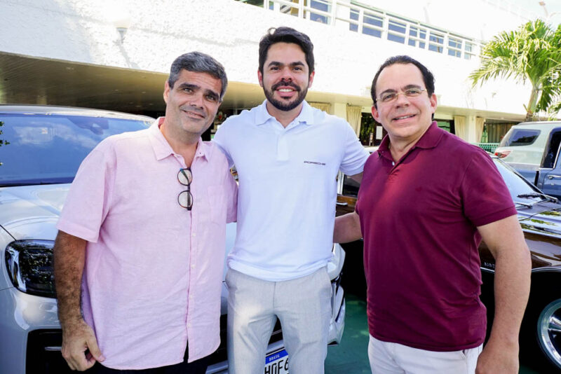 GRUPO VIATURAS - Carros clássicos e superesportivos agitam o Iate Clube Fortaleza