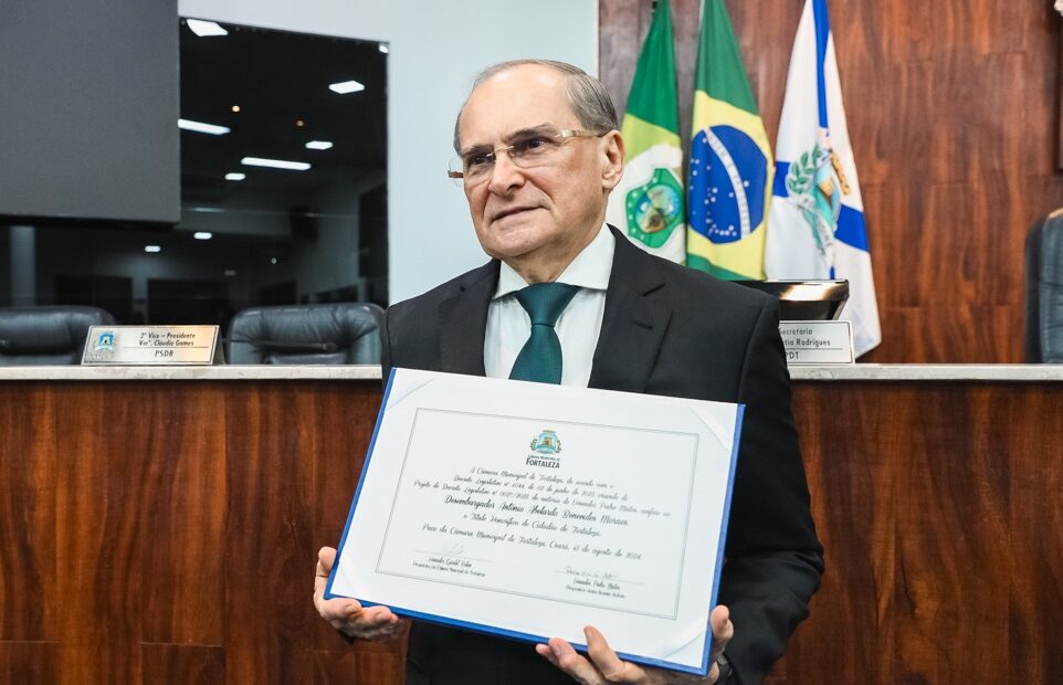 Desembargador Abelardo Benevides Moraes recebe Título de Cidadão fortalezense