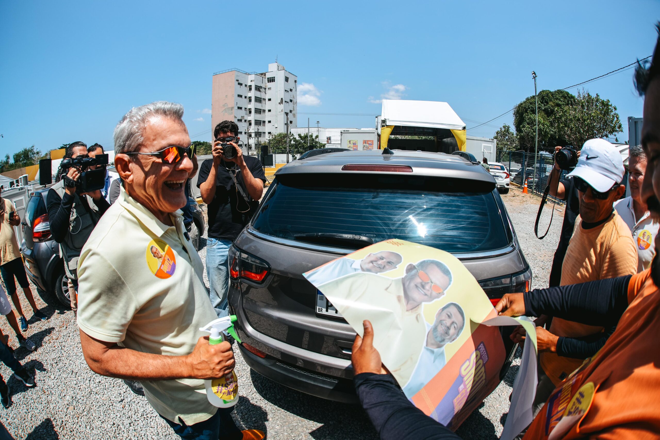 Sarto participa de adesivaço na Praia do Futuro e movimenta militância