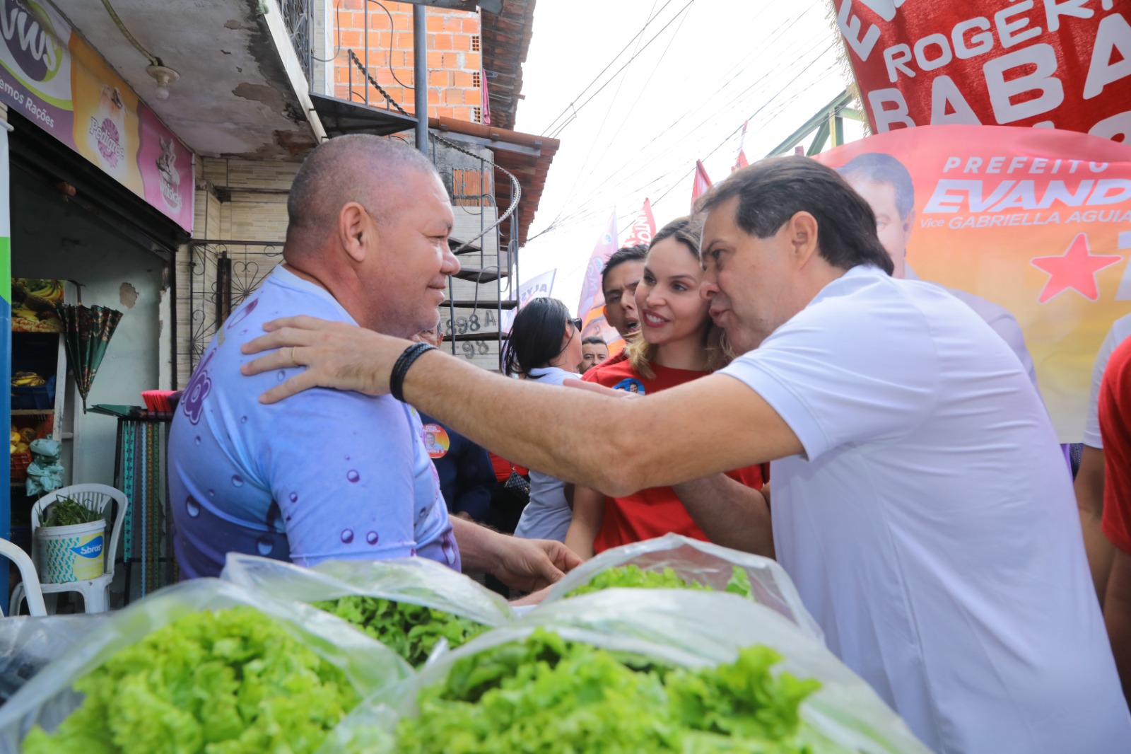 Evandro Leitão e Gabriella Aguiar intensificam campanha no Bairro Serrinha