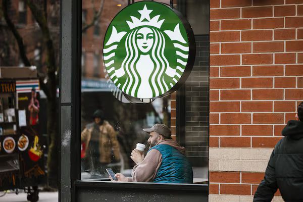 Em meio a desafios, Starbucks nomeia CEO famoso para promover revitalização