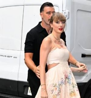 Taylor Swift brilha com look deslumbrante e salto Christian Louboutin