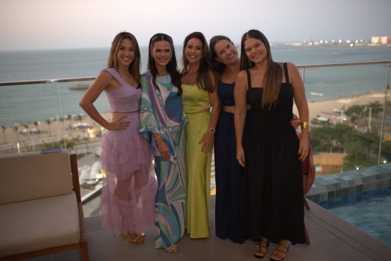 ALEGRIA COMPARTILHADA - Niedja Bezerra celebra aniversário com festa animada e amigas em rooftop