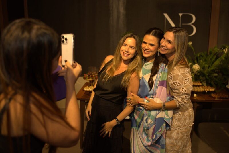 ALEGRIA COMPARTILHADA - Niedja Bezerra celebra aniversário com festa animada e amigas em rooftop