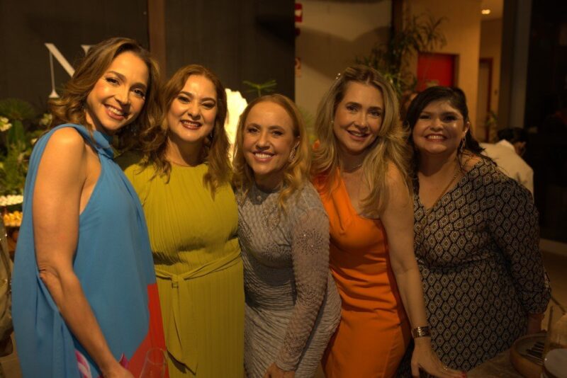 ALEGRIA COMPARTILHADA - Niedja Bezerra celebra aniversário com festa animada e amigas em rooftop