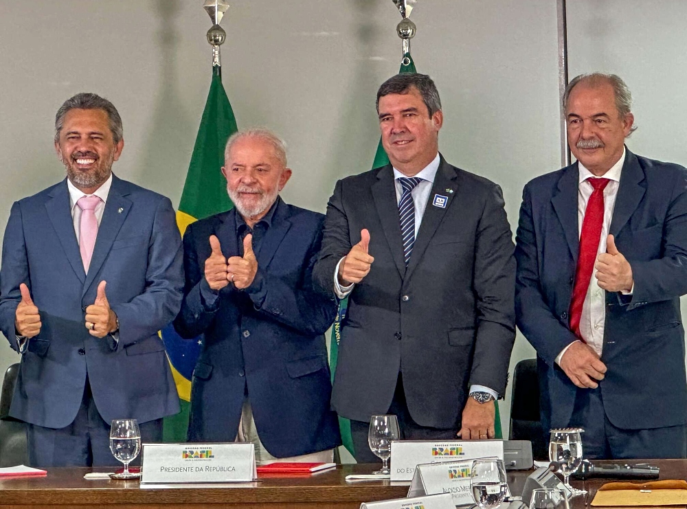 Elmano assina financiamento de R$ 1 bi para saneamento e segurança hídrica