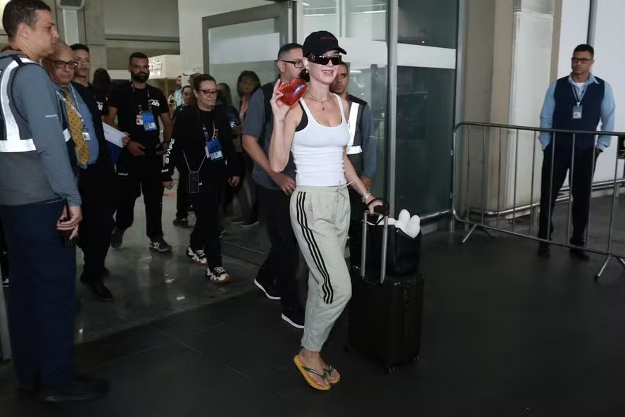 Katy Perry desembarca no Rio com look em homenagem ao Brasil