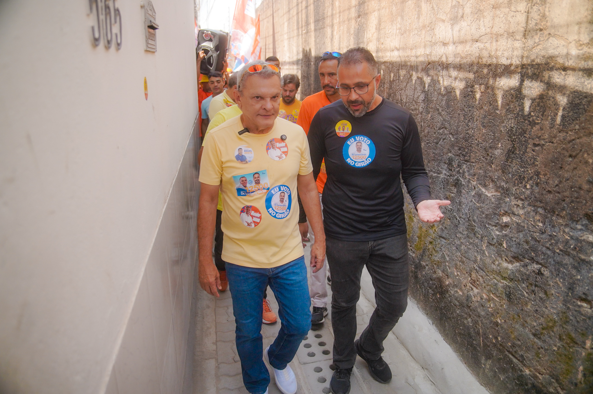 Sarto promete eliminar ruas de terra em Fortaleza durante caminhada na Sapiranga