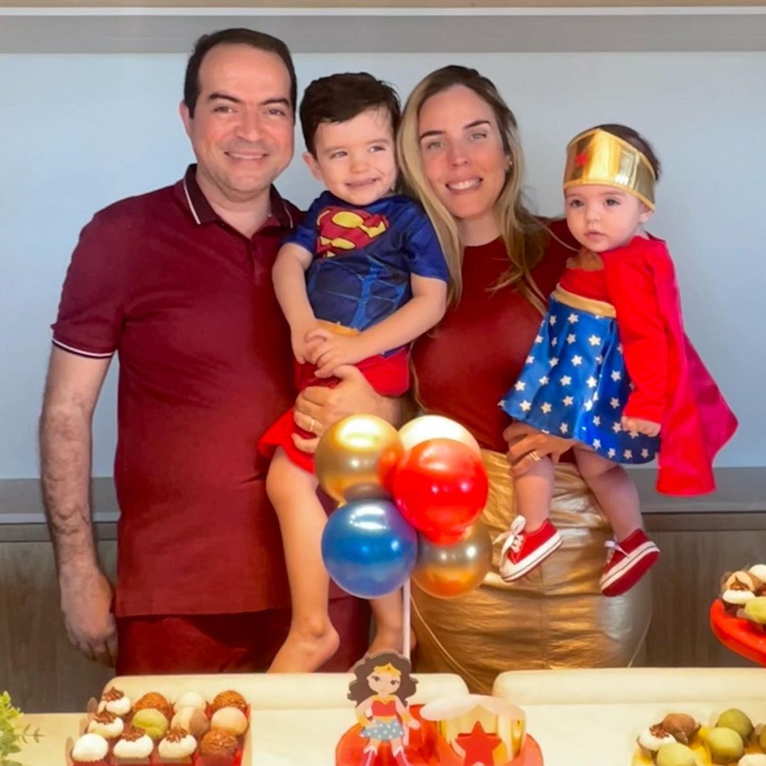 Meus Super Heróis! Cinco Meses Da Mulher Maravilha Marcela, Com A Presença Do Super Homem Mateo