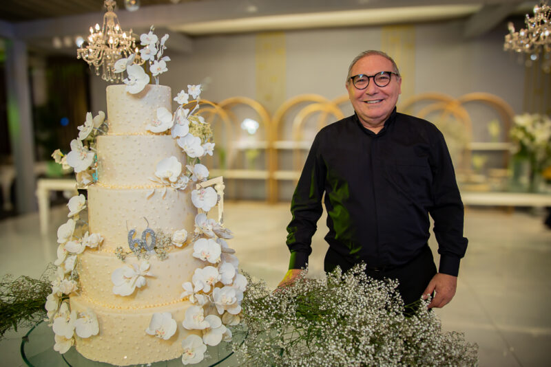 Celebração - Padre Eugênio Pacelli comemora aniversário acompanhado de amigos