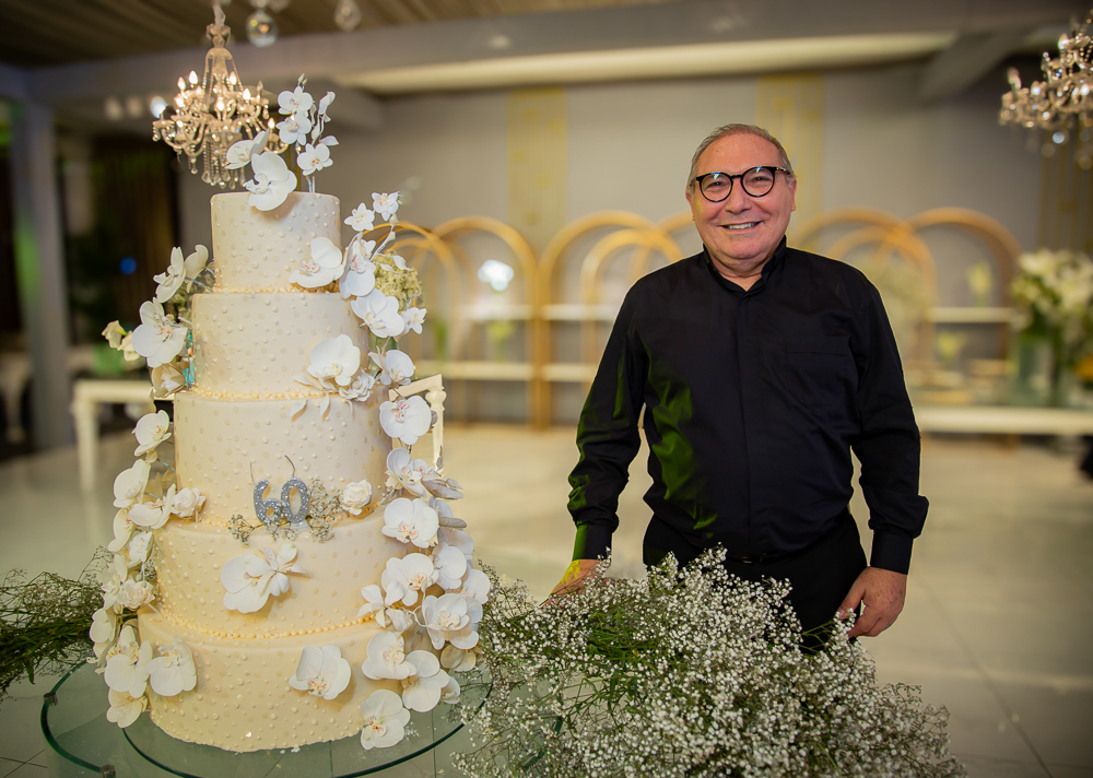 Padre Eugênio Pacelli comemora aniversário acompanhado de amigos