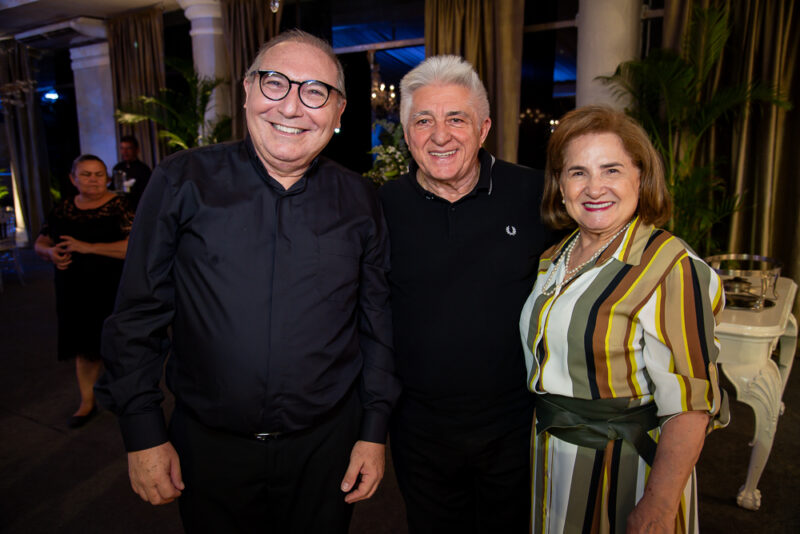 Celebração - Padre Eugênio Pacelli comemora aniversário acompanhado de amigos