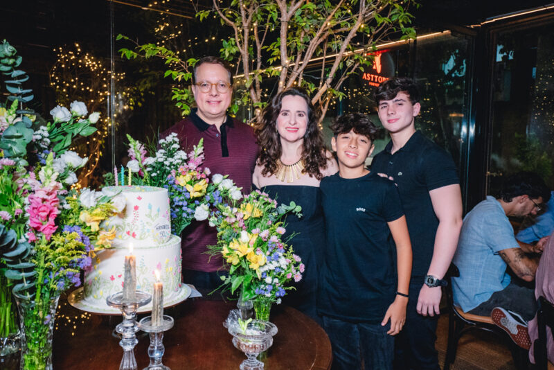 Surprise B-day - Fernanda Queiroz Barroso comemora aniversário em noite intimista